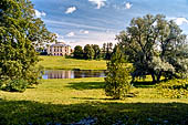 San Pietroburgo - il parco di Pavlovsk con il Grand Palace visto dalle sponde del fiume Slavianka. 